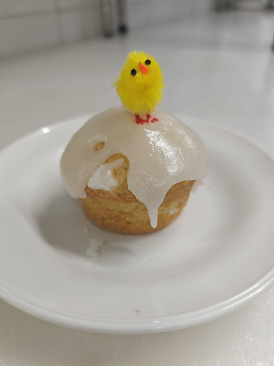 fhaviles's tweet photo. 🏥✨ La tradición también se cuela en nuestra cocina.

Con motivo de las fiestas del Bollo de Avilés 🎉, el servicio de cocina de nuestro hospital ha preparado un delicioso mantecado casero para nuestros pacientes 🧁

Porque hay sabores que curan… y tradiciones que nos unen 🤗 https://t.co/hf1npBwIrH