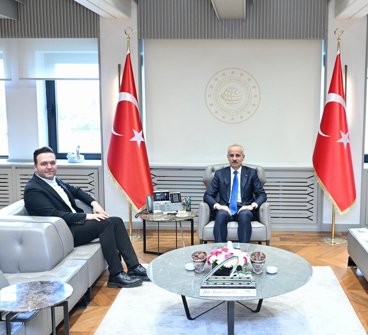 Ulaştırma ve Altyapı Bakanımız Sayın <a href="/a_uraloglu/">Abdulkadir URALOĞLU</a>’nu ziyaret ettim. 

Gençlik vizyonunu merkeze alan yaklaşımı bizler için son derece kıymetli olan Sayın Bakanımıza nazik misafirperverlikleri ve samimi sohbetleri için teşekkür ediyoruz.