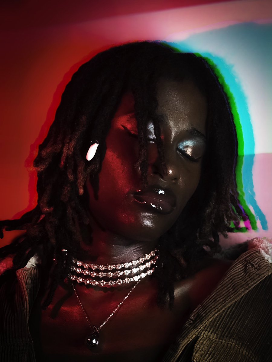 FHONZIGRAPHY's tweet photo. Darkness shines brightest when it’s colorful ✨🌈✨
.
.
Muse : @iamhailwin
📸 : @FHONZIGRAPHY
#mobilephotographer #shotoniphone #portraitphotography #lightplay https://t.co/Py0Iv2kkt3