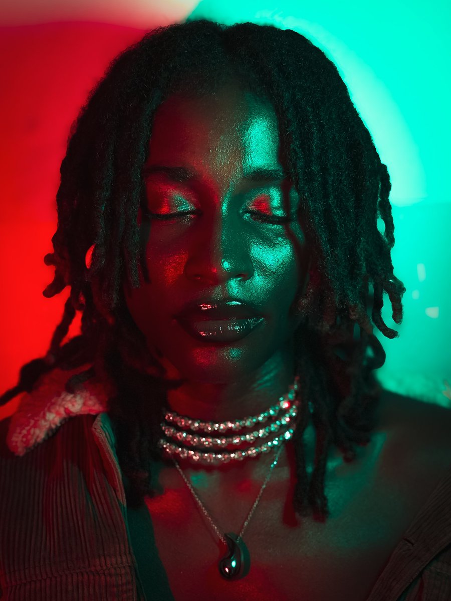 FHONZIGRAPHY's tweet photo. Darkness shines brightest when it’s colorful ✨🌈✨
.
.
Muse : @iamhailwin
📸 : @FHONZIGRAPHY
#mobilephotographer #shotoniphone #portraitphotography #lightplay https://t.co/Py0Iv2kkt3