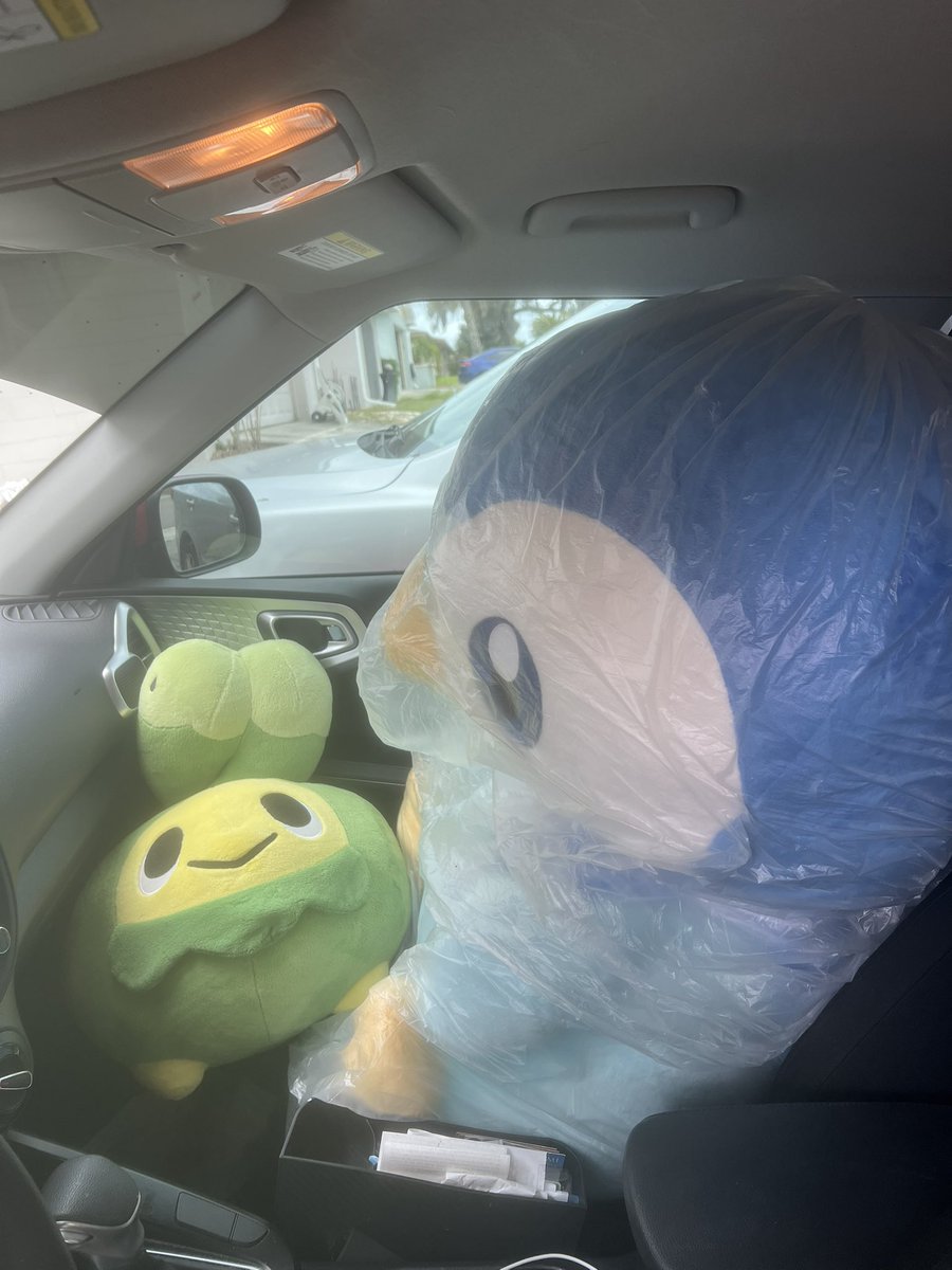 oli @ hsr pearl waiting room tweet media