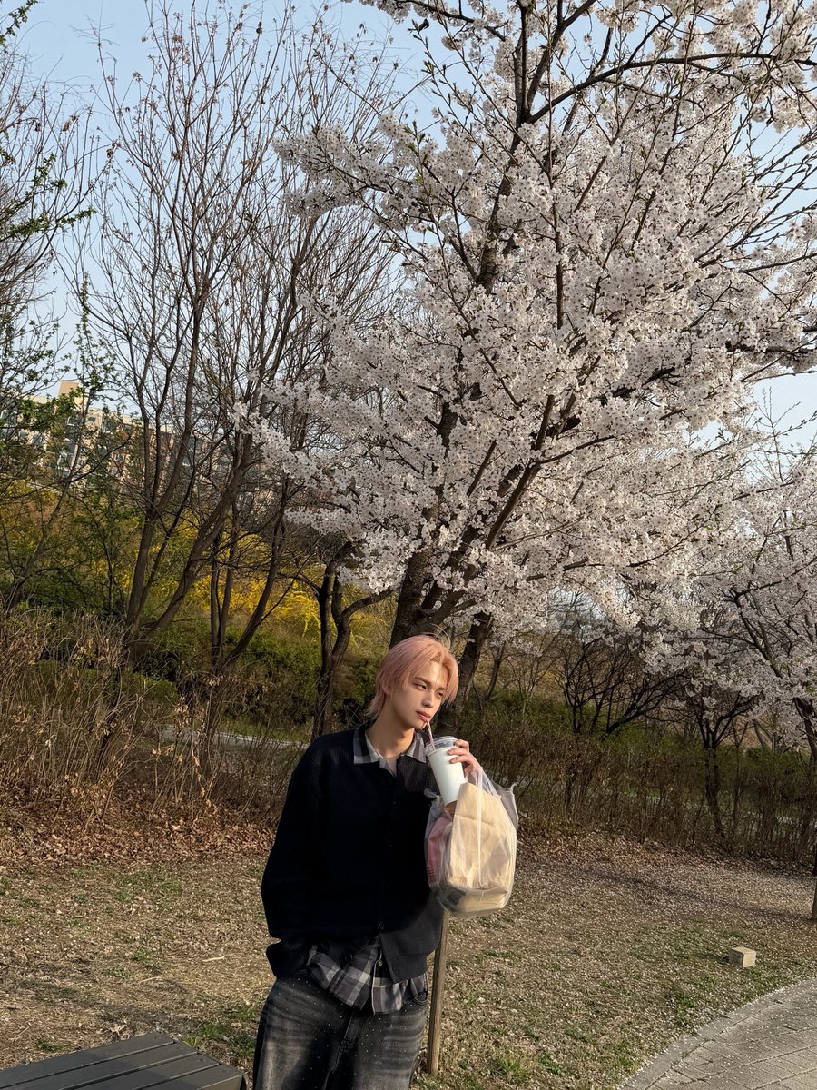 shimnyuu's tweet photo. So who’s the flower here, @aintkdh? https://t.co/rZCZhKPe3a