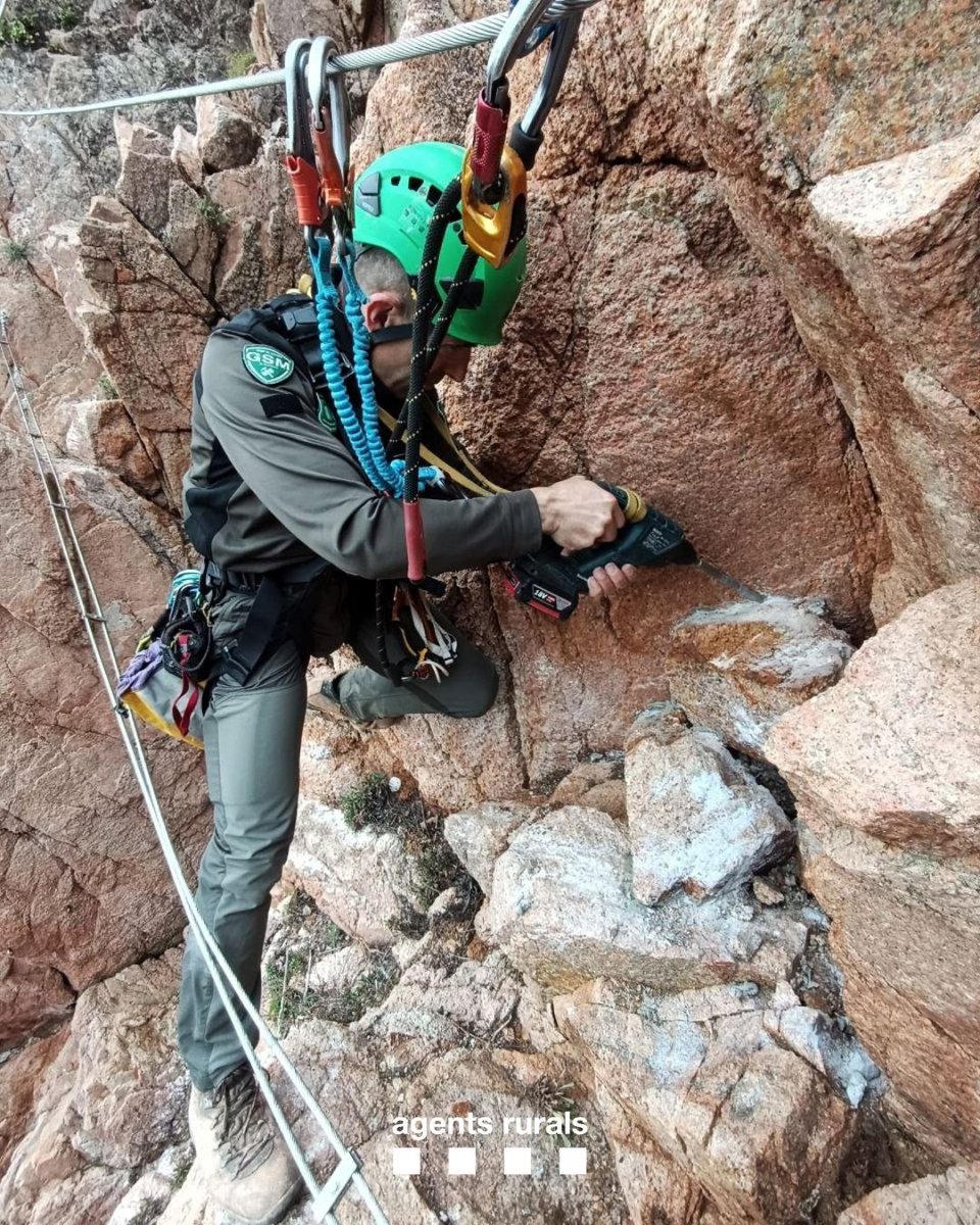 agentsruralscat's tweet photo. 🧗‍♂️ Aquests dies, el #GSM ha dut a terme inspeccions a la via ferrada de la Cala del Molí, a Sant Feliu de Guíxols, dins l’EIN del Massís de les Cadiretes.

🪨 S’hi ha detectat la col·locació de pedres fixades amb ciment per impedir la nidificació de corbs marins emplomallats. https://t.co/VLQA6qijyg