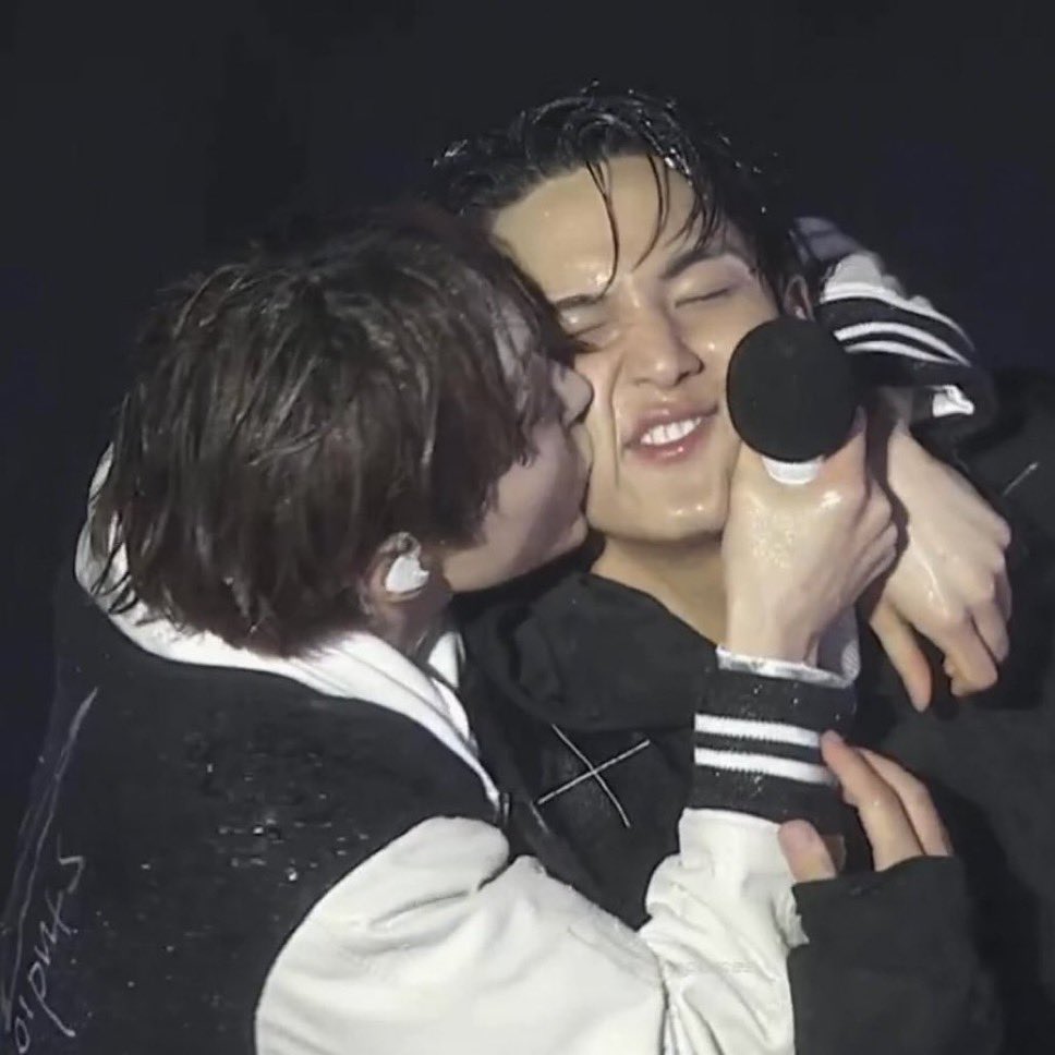 my favorite animals are gyuboo when they kiss eo on stage