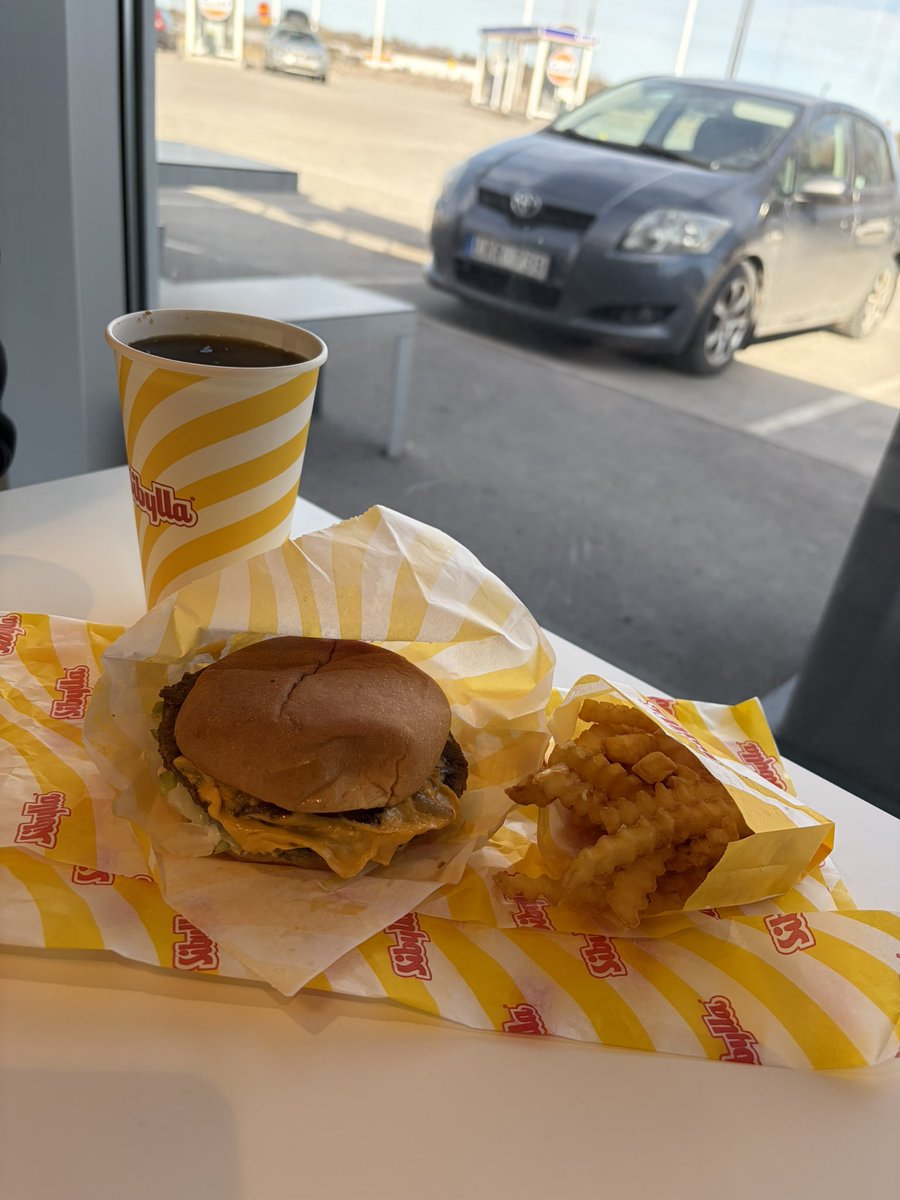 7liciousCSGO's tweet image. Sibylla ringde och bad mig testa deras nya esportburgare. Den va fet. #reklam #esport