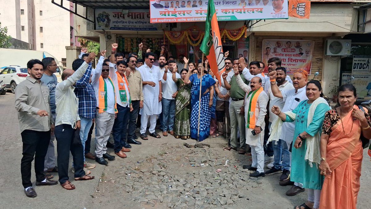 Manish_v_singh's tweet photo. भाजपा के 46वें स्थापना दिवस पर बोईसर मंडल में श्री महेंद्र भोणे के नेतृत्व में भव्य कार्यक्रम संपन्न
​वरिष्ठ नेता श्रीमती अर्चना वाणी जी द्वारा ध्वजारोहण कर 'राष्ट्र प्रथम' का संकल्प दोहराया गया इस अवसर पर स���्रिय सदस्य सम्मेलन भी आयोजित हुआ

​#भाजपा_स्थापना_दिवस #राष्ट्र_प्रथ https://t.co/YXfWCE33H9