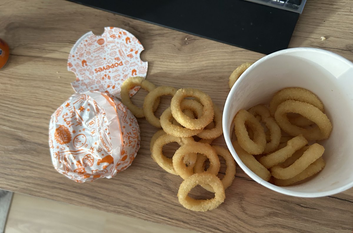 tuhafbalik's tweet photo. Maxi xl menü söyledim bunu getirdiniz dalga mı geçiyosunuz bilader paramı geri istiyoruum @Popeyes @PopeyesTR https://t.co/NESmPed8Bb