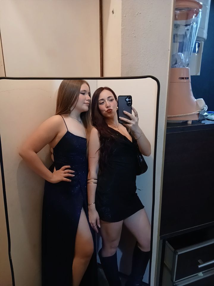 Hoy mi hermana tuvo su primer día facultativo, y me mandó a media mañana que estaba tomando un café solita por qué tenía que esperar a otra clase, es tan boluda a veces pero me pone muy sentimental que ya esté tan grande yo la sigo viendo de 7 añitos (no le digan q publique esto)