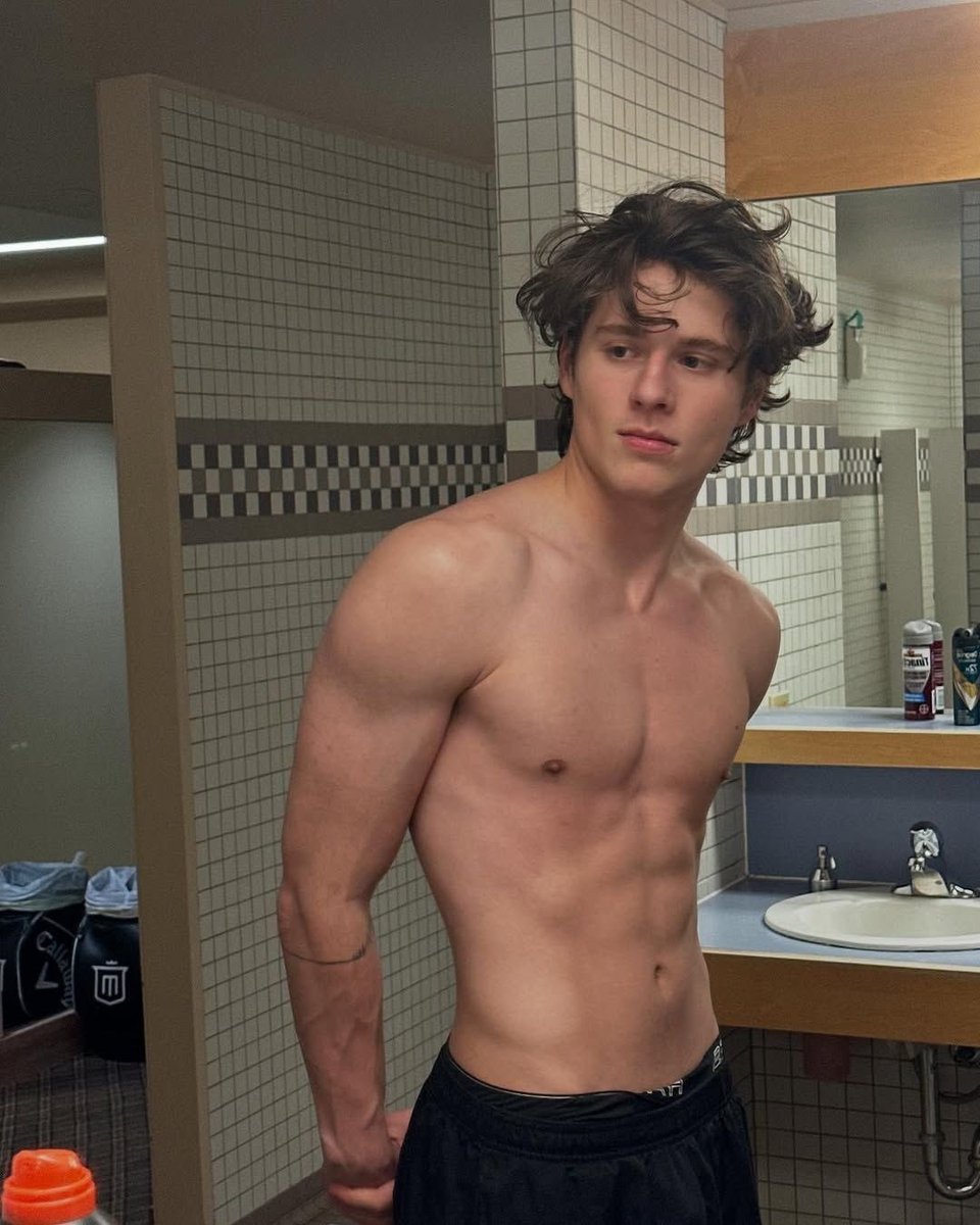 marvelizamos's tweet photo. ⠀⠀
✶⠀──⠀caradoc dearborn &amp; @undpresure.   
 
idade: 20 anos. 
pronomes: ele/dele.
sexualidade: bissexual. 
personagem: gambit. 
lado: máscara. https://t.co/Qqlzuz3pUC