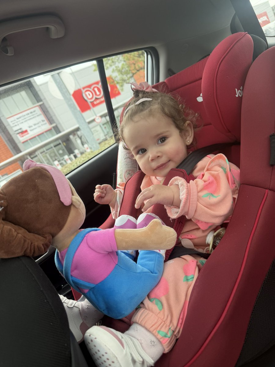 Nanifernandes2's tweet photo. Feliz com a boneca nova, te amo minha filha 💕 https://t.co/JYJXaFQTWv
