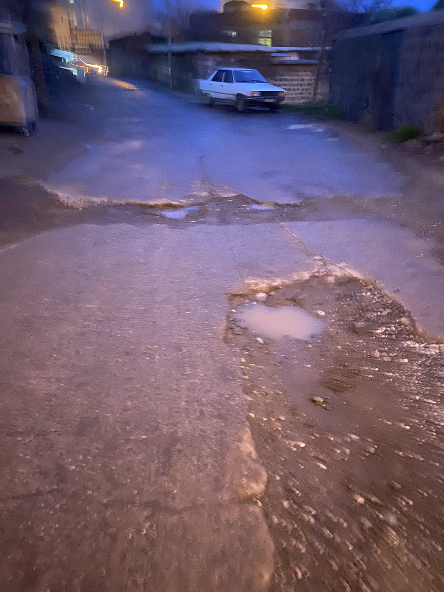 Can_mintes's tweet photo. 15 yıl geriye gidersek 30 yıl ilerlemiş olacağız şehrin neredeyse tamamı bu şekilde alt yapı çökmüş durumda
@bucakalimurat82 
@siverekkaymakam 
@hasansildak https://t.co/OiULf0hty7