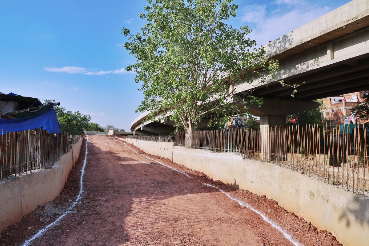 आज ग्वालियर में निर्माणाधीन मध्य प्रदेश के पहले एलिवेटेड रोड (फेज–1) का स्थल निरीक्षण कर कार्य की प्रगति का अवलोकन किया। लगभग 10 किमी लंबा एवं ₹447 करोड़ की लागत वाला यह महत्त्वपूर्ण प्रोजेक्ट पूर्ण होने पर शहर को ट्रैफिक जाम से बड़ी राहत देगा और शहरी कनेक्टिविटी को नई दिशा