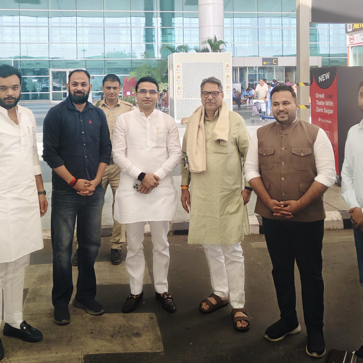 भारतीय जनता पार्टी के स्थापना दिवस के पावन अवसर पर, भाजपा हरियाणा के प्रदेश प्रभारी एवं राजस्थान भाजपा के पूर्व अध्यक्ष, वरिष्ठ नेता श्री सतीश पूनिया जी के गुरुग्राम आगमन पर अपने भाई-गण के साथ एयरपोर्ट पर उनका आत्मीय स्वागत एवं अभिनंदन किया। 🙏

<a href="/DrSatishPoonia/">Satish Poonia</a> <a href="/BJP4India/">BJP</a>