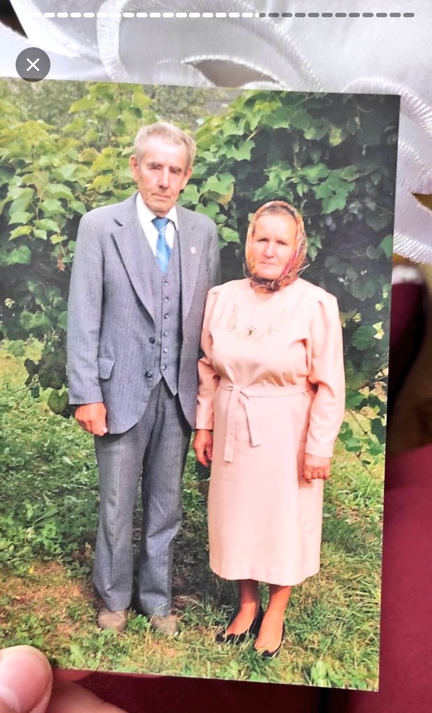 Google photo кинув спогад, коли я десь знайшла це гарне фото баби і діда. Виноградника того позаду вже нема, діда нема, баби нема.
Добре, що фотографії є.
Сукню баба, здається, пошила сама, і дуже любила цю хустку, називала її "газівка".
У діда на піджаку тризуб, дуже його любив.