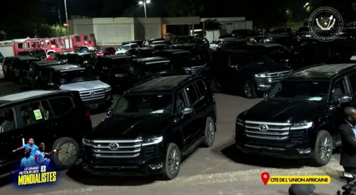 fecofa_kinshasa's tweet image. 𝐑𝐄𝐓𝐎𝐔𝐑 𝐄𝐍 𝐈𝐌𝐀𝐆𝐄𝐒 🐆]

Honneur à la patrie 🇨🇩, et GRAND MERCI au Premier Sportif S.E Félix Tshisekedi @Presidence_RDC pour son soutien indéfectible à nos Léopards.🐆

Un peuple uni, une fierté nationale retrouvée, une histoire écrite à jamais. #RDC #RDCongo