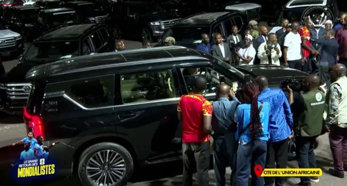 fecofa_kinshasa's tweet image. 𝐑𝐄𝐓𝐎𝐔𝐑 𝐄𝐍 𝐈𝐌𝐀𝐆𝐄𝐒 🐆]

Honneur à la patrie 🇨🇩, et GRAND MERCI au Premier Sportif S.E Félix Tshisekedi @Presidence_RDC pour son soutien indéfectible à nos Léopards.🐆

Un peuple uni, une fierté nationale retrouvée, une histoire écrite à jamais. #RDC #RDCongo