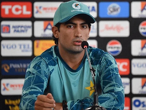 Waqarkhan's tweet photo. نسیم شاہ کو توہین مریم نواز کے جرم میں عاصم منیر نے ٹیم سے نکال دیا
عاصم منیر نے جس شخصیت کو اقتدار میں لانے کے لیے 25 کروڑ عوام کے مینڈیٹ کی طاقت کو اپنے بوٹوں تلے روندا، پورے ملک کا شیرازہ بکھیر دیا، ادارے تباہ کر دیے، گفٹ میں بارہ ارب کا جہاز لے کر دیا کیا وہ اس ہستی کی توہین کیسے برداشت کر سکتا ہے
جنرل یحییٰ ہو یا عاصم منیر یہ کتنے ہی سنگدل اور جابر کیوں نہ ہوں لیکن وقت جنرل رانیوں نے انہیں تگنی کا ناچ نچوایا