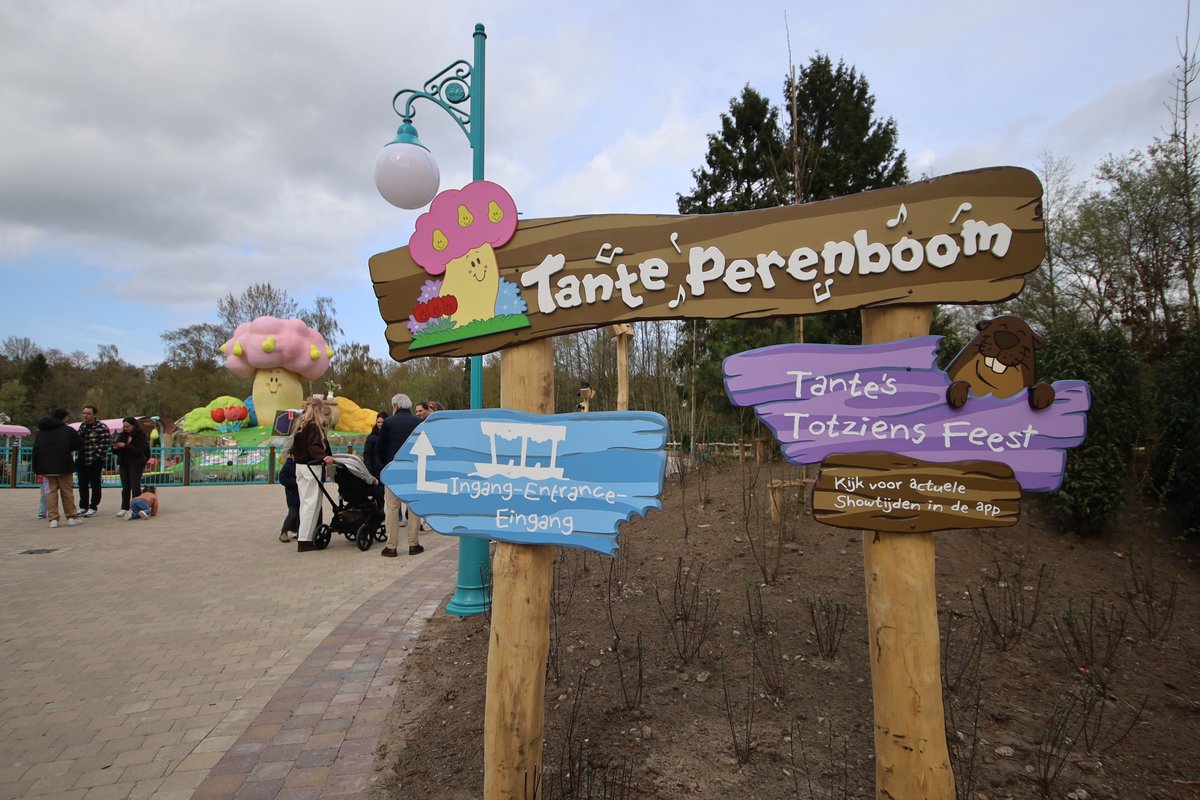 jeroen_twee's tweet photo. Er is een nieuw bord geplaatst, omdat de ingang van Tantes Muziekvaart een beetje verstopt ligt. Van mij mag hier ook wel aangegeven staan of de attractie gesloten is, want daar kom je pas achter als je helemaal naar achter bent gelopen! #Tovertuin https://t.co/158vSnco4s