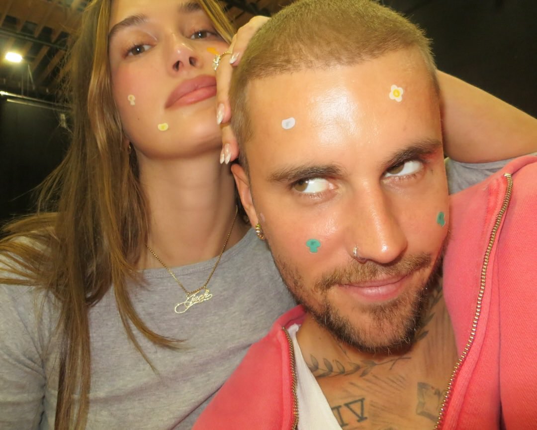 JustinsTourNews's tweet photo. rhode x the biebers. 

a collaboration with @justinbieber and Rhode which includes: 

— high performance pimple stickers designed in collaboration with Justin

— peptide lip treatment in caramelized banana 

— peptide eye prep banana peel 

april 13th at 9am PT. 
https://t.co/GYi1zMMLen