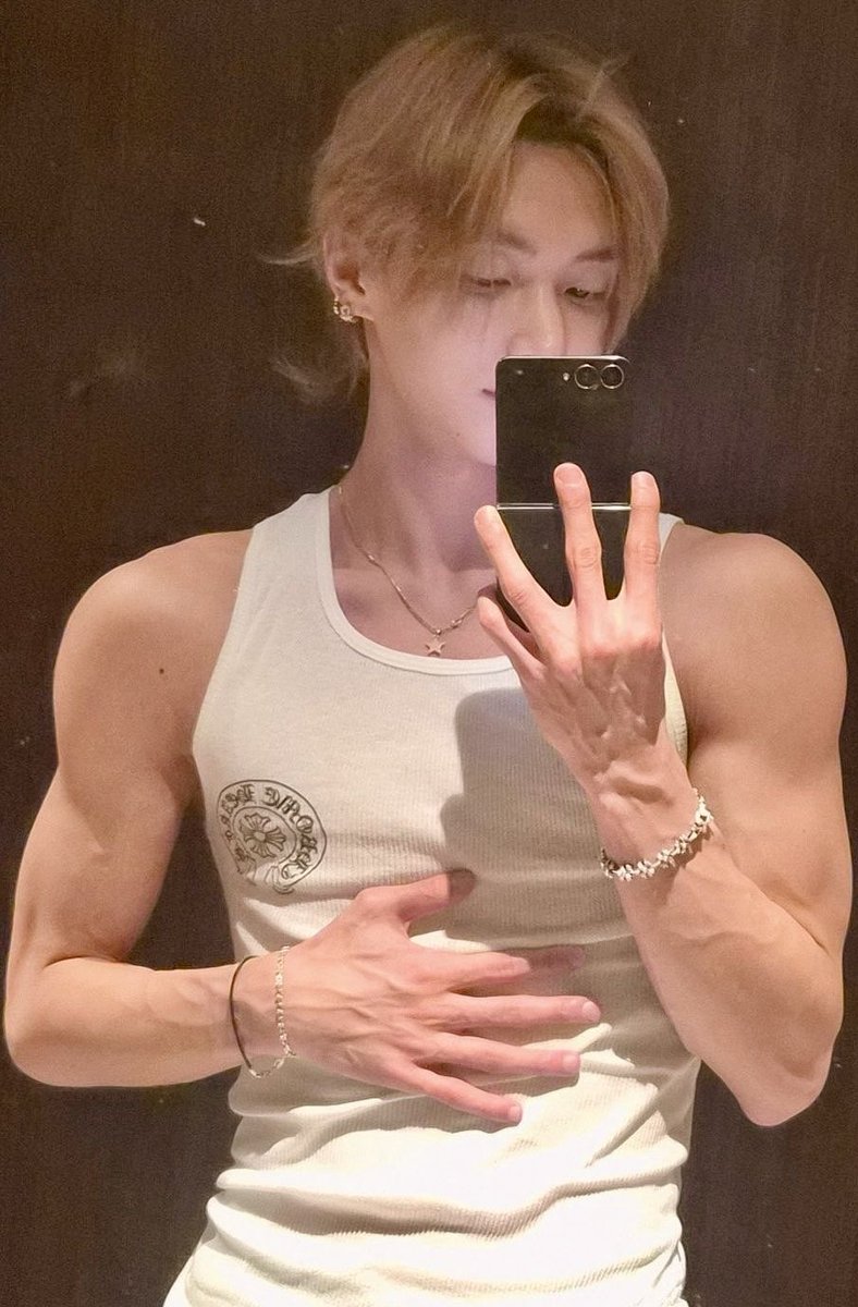 ari˖ ࣪⊹𝄞⸝⸝꙳ tweet media