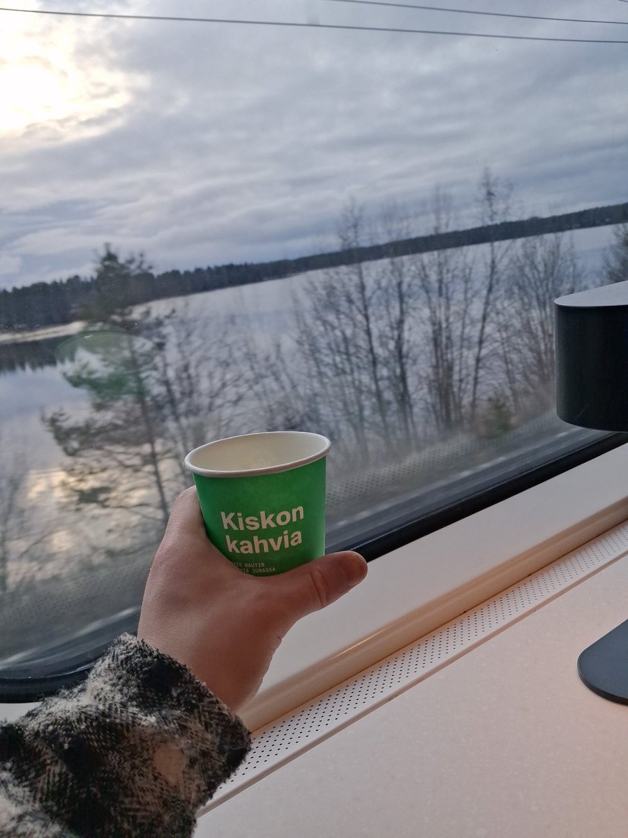 v. 𝕽𝖔𝖘𝖊𝖓𝖉𝖆𝖍𝖑 tweet media