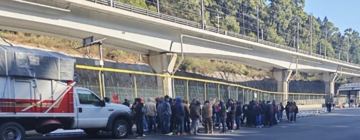 MonitoresMultim's tweet photo. 🚨⚠️ ALERTA VIAL | AUTOPISTA MÉXICO–MARQUESA ⚠️🚨
📍 Alrededor de 40 manifestantes a bordo de tres camionetas se concentran en la Autopista México–Marquesa km 24, Col. La Venta, alcaldía Cuajimalpa, con dirección a la CDMX.
🚛 Integrantes de la Organización #UNTA de Guerrero y del Frente Nacional por el Rescate del Campo Mexicano señalan que su intención es no permitir el cobro de peaje en la caseta, ante la falta de acuerdos con el Gobierno.
🚧 Se prevén afectaciones viales, tránsito lento y posibles cierres intermitentes en la zona.
🚗💨 Toma precauciones, anticipa tu salida y considera rutas alternas.
#AlertaVial #MéxicoToluca #Cuajimalpa #Tráfico #Movilidad