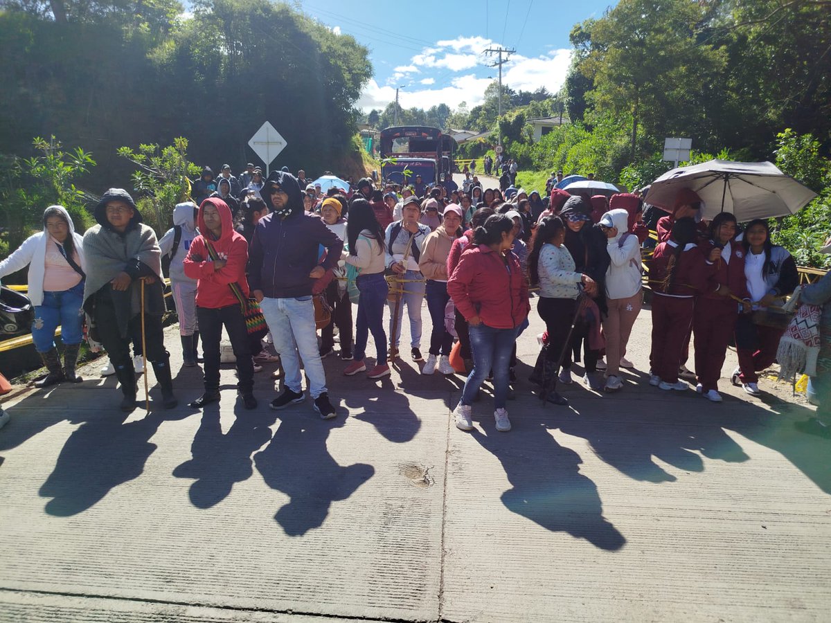 radiolibertad3's tweet photo. Continúa el cierre de la vía Totoró–Inza, sin pronunciamiento oficial, generando incertidumbre en la comunidad, Se permite el paso a personal médico y ambulancias. La comunidad educativa mantendrá la protesta hasta contar con la presencia de autoridades departamentales. https://t.co/W8cM8NZVXa