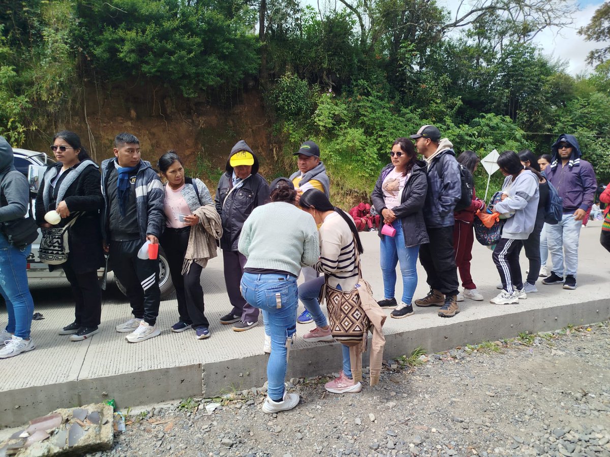 radiolibertad3's tweet photo. Continúa el cierre de la vía Totoró–Inza, sin pronunciamiento oficial, generando incertidumbre en la comunidad, Se permite el paso a personal médico y ambulancias. La comunidad educativa mantendrá la protesta hasta contar con la presencia de autoridades departamentales. https://t.co/W8cM8NZVXa