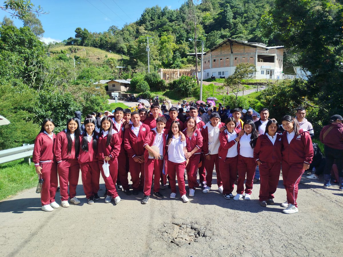 radiolibertad3's tweet photo. Continúa el cierre de la vía Totoró–Inza, sin pronunciamiento oficial, generando incertidumbre en la comunidad, Se permite el paso a personal médico y ambulancias. La comunidad educativa mantendrá la protesta hasta contar con la presencia de autoridades departamentales. https://t.co/W8cM8NZVXa