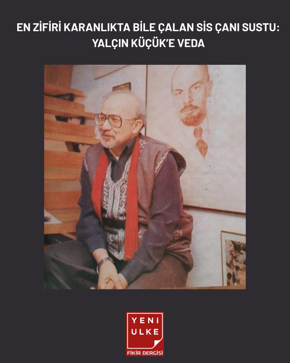 yeniulkedergisi's tweet photo. EN ZİFİRİ KARANLIKTA BİLE ÇALAN SİS ÇANI SUSTU: YALÇIN KÜÇÜK’E VEDA

Selam olsun, kalemini halkın ve hakikatin hizmetine sunan o büyük itirazcıya. Anısı, Türkiye’nin o her şeye rağmen filizlenecek olan aydınlık sabahlarında, her onurlu kavgada ve her özgür satırda yaşamaya devam edecek.
