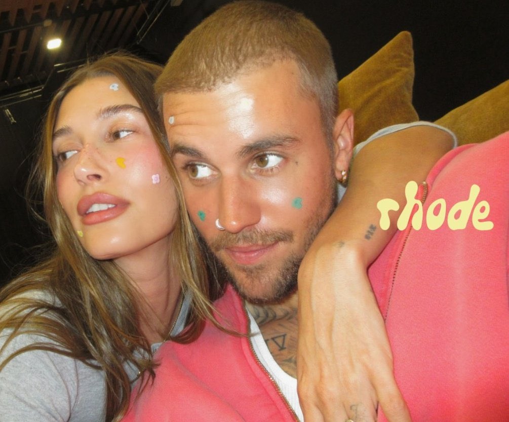 biebernovidade's tweet photo. MEUS PAIS! Justin Bieber e Hailey Bieber em fotos de divulgação da colaboração da RHODE + The Bieber’s. https://t.co/JUiTXeVUaq
