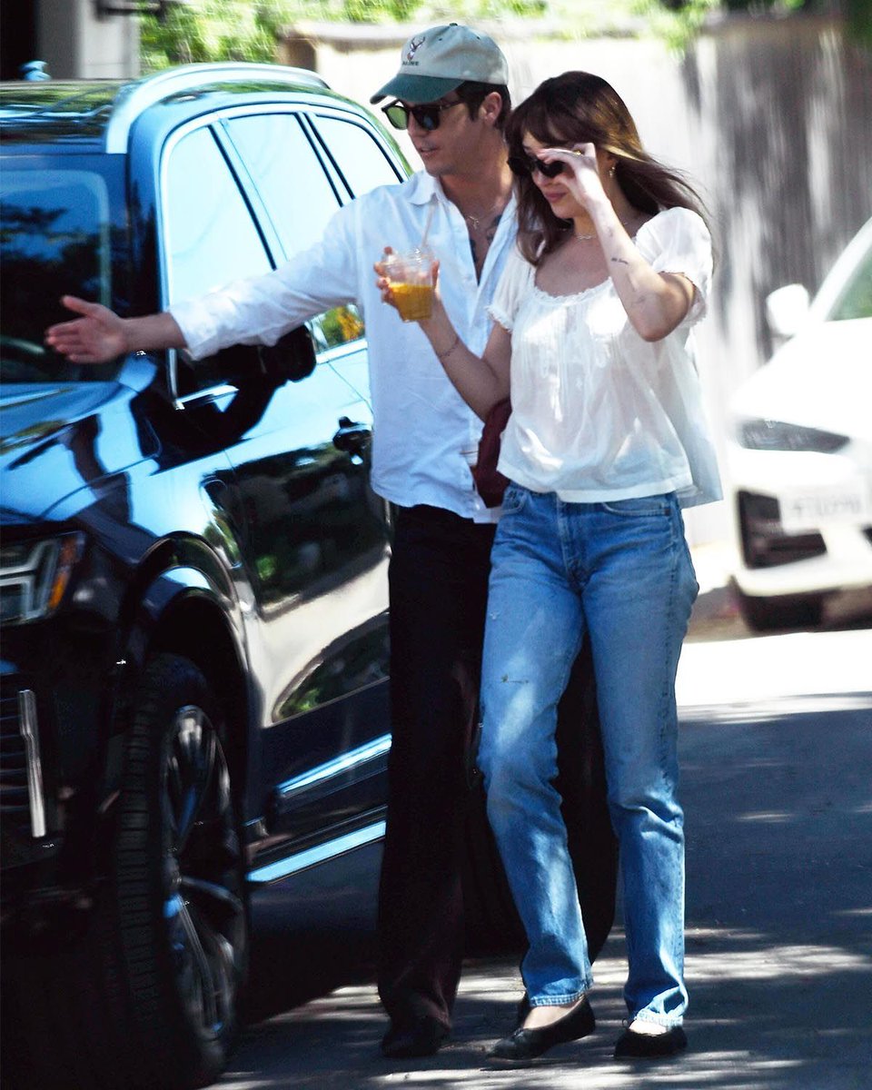 people's tweet image. 🔗: bit.ly/3OowQgf

The way that #DakotaJohnson and #RoleModel are quickly becoming our new fave couple! 🤭

The actress, 36, and singer, 28, who were spotted kissing on Friday, were together again on Easter Sunday. When asked by photographers for her thoughts on the