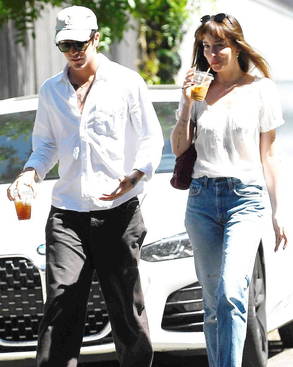 people's tweet image. 🔗: bit.ly/3OowQgf

The way that #DakotaJohnson and #RoleModel are quickly becoming our new fave couple! 🤭

The actress, 36, and singer, 28, who were spotted kissing on Friday, were together again on Easter Sunday. When asked by photographers for her thoughts on the