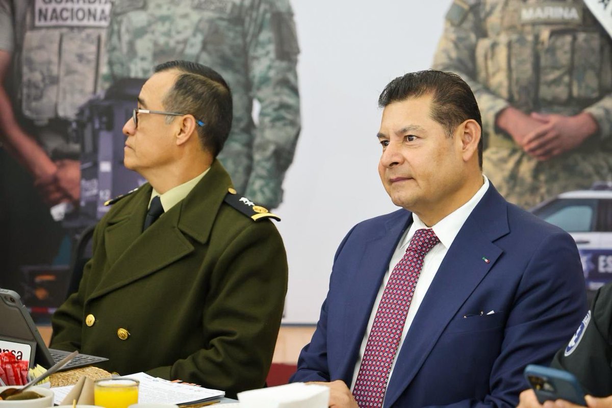 armentapuebla_'s tweet photo. Desde Atlixco ☀️🏔️, encabezamos la Mesa de Paz Estatal, reforzando la coordinación entre los tres órdenes de gobierno🚔🚨 para garantizar la seguridad en nuestro estado.

Al llegar, fue un gusto saludar a las y los poblanos, y escucharles de cerca. 🫂🫶🏻 https://t.co/gUrJ2M8uFj
