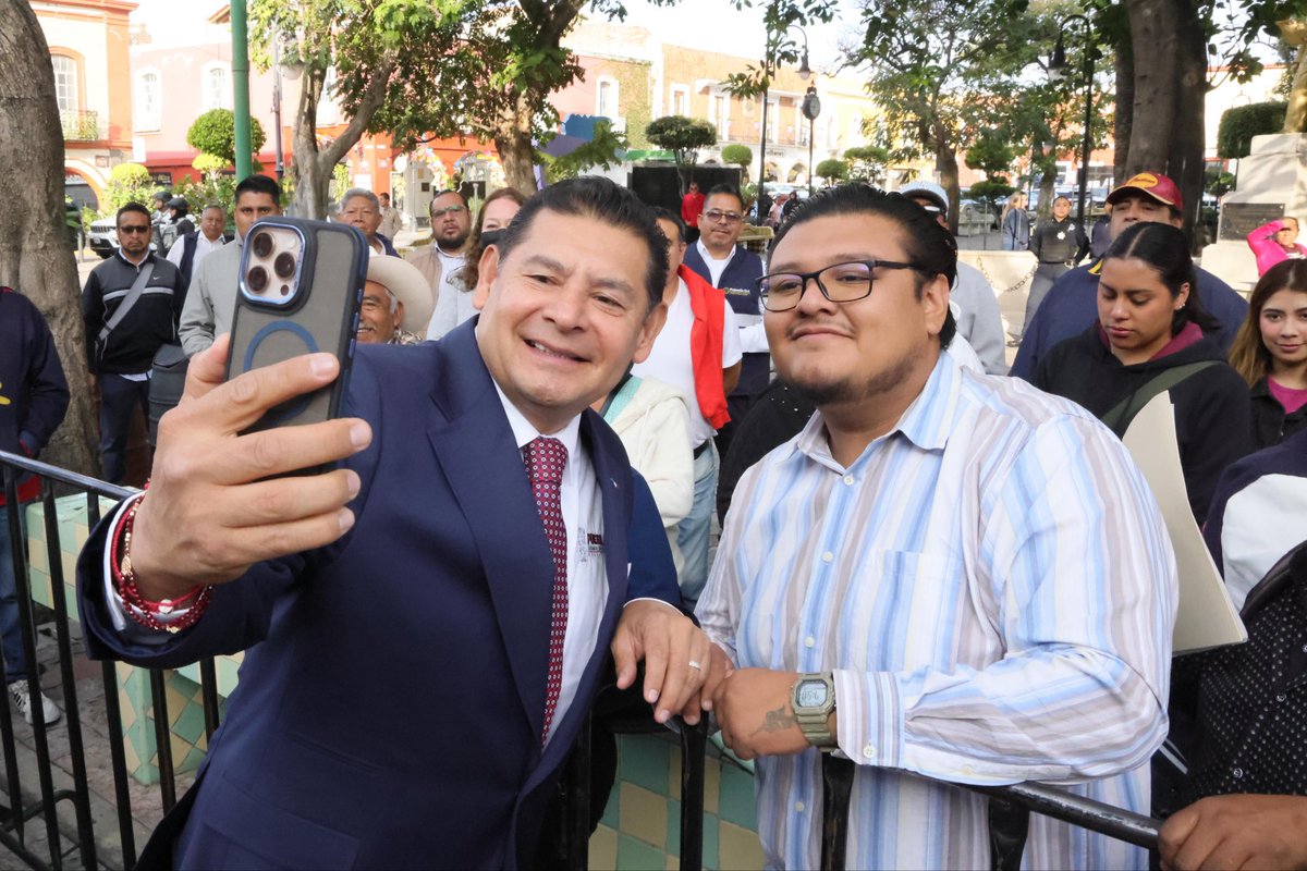 armentapuebla_'s tweet photo. Desde Atlixco ☀️🏔️, encabezamos la Mesa de Paz Estatal, reforzando la coordinación entre los tres órdenes de gobierno🚔🚨 para garantizar la seguridad en nuestro estado.

Al llegar, fue un gusto saludar a las y los poblanos, y escucharles de cerca. 🫂🫶🏻 https://t.co/gUrJ2M8uFj