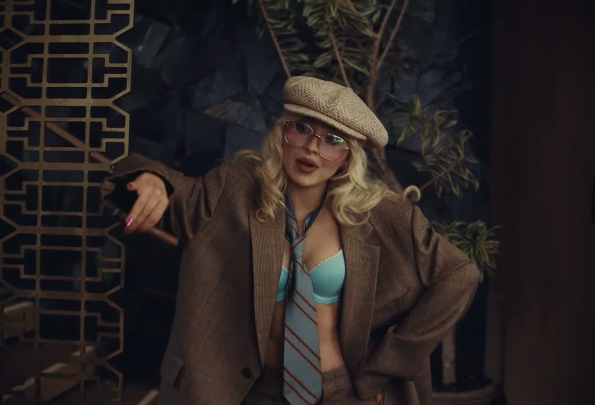 elle is waiting for sw3 ♡ ⧗ 💐 tweet media