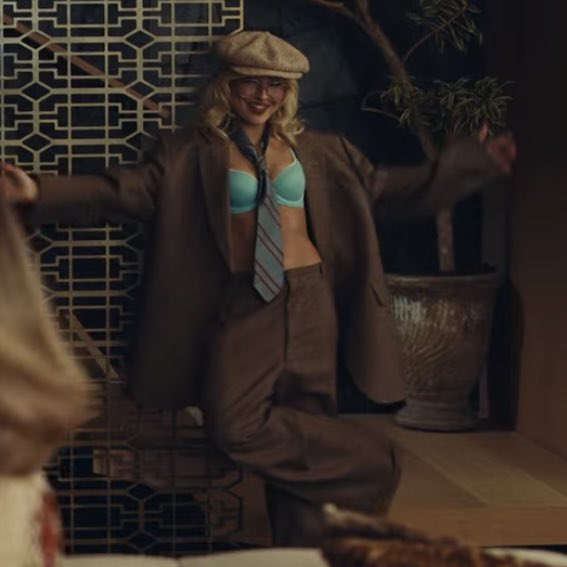 elle is waiting for sw3 ♡ ⧗ 💐 tweet media