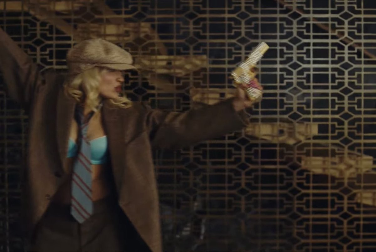 elle is waiting for sw3 ♡ ⧗ 💐 tweet media