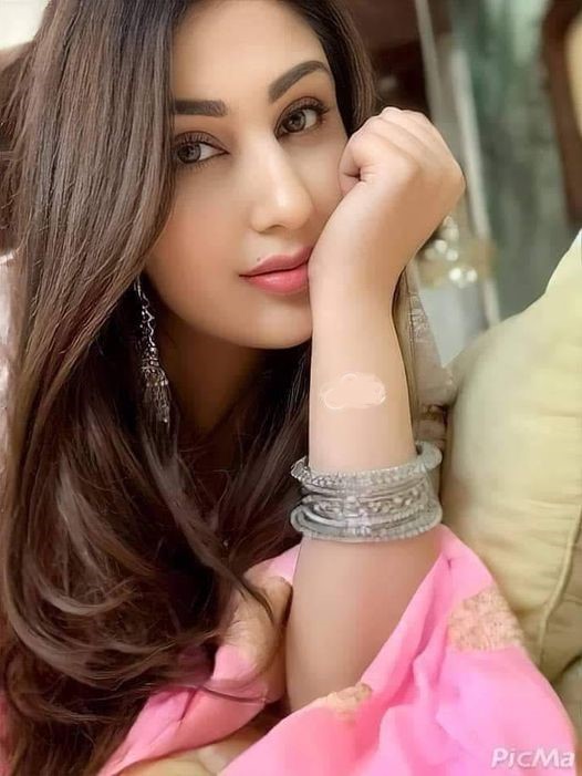 <a href="/Gayatri_adrikaa/">गायत्री आद्रिका💞</a> तेरी आंखें जैसे खुशियों का आंगन ,जिस्म संगमरमर
अधर पुष्पों की पंखुड़ी , बिखरी जुल्फें गालों पर
तेरी मुस्कान में चार चांद सी लगा जाती है
तेरी अदाएं बेमिसाल मैं घायल मैं ही जानू 
धड़कन बढ़ती जाती है सांसे रुक सी जाती है