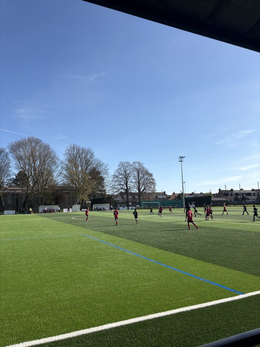 sebast_leblanc's tweet photo. Présent à l’US Pérenchies pour le traditionnel tournoi de Pâques ce week-end.

Une belle ambiance, du monde autour des terrains et surtout une équipe qui a porté haut les couleurs du club jusqu’en finale.

Défaite aux tirs au but, mais une superbe 2e place qui mérite d’être saluée.

Bravo aux joueurs, aux bénévoles, à tout le club et à la ville de #Pérenchies pour l’organisation et l’état d’esprit 👏
