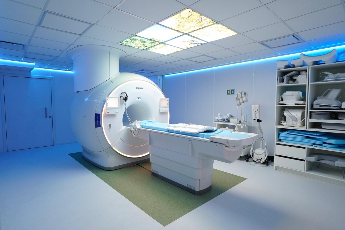 zoerobledo's tweet photo. 🏥💚 Iniciamos el día en el Hospital de Especialidades del Centro Médico Nacional Siglo XXI de @Tu_IMSS, donde inauguramos un nuevo resonador magnético de última generación.

Este equipo permitirá estudios más precisos en neurología, oncología y gastroenterología, mejorando diagnósticos y tratamientos para enfermedades complejas. Además, podrá realizar hasta 25 estudios diarios, ampliando la capacidad de atención.

⏱️Esta semana entrará en operación. Más tecnología, más precisión y mejor atención para nuestras y nuestros pacientes. 🦅💚