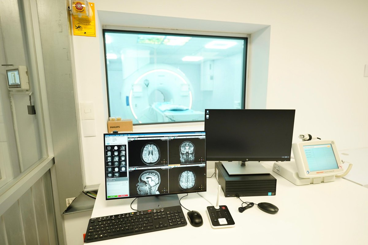 zoerobledo's tweet photo. 🏥💚 Iniciamos el día en el Hospital de Especialidades del Centro Médico Nacional Siglo XXI de @Tu_IMSS, donde inauguramos un nuevo resonador magnético de última generación.

Este equipo permitirá estudios más precisos en neurología, oncología y gastroenterología, mejorando diagnósticos y tratamientos para enfermedades complejas. Además, podrá realizar hasta 25 estudios diarios, ampliando la capacidad de atención.

⏱️Esta semana entrará en operación. Más tecnología, más precisión y mejor atención para nuestras y nuestros pacientes. 🦅💚