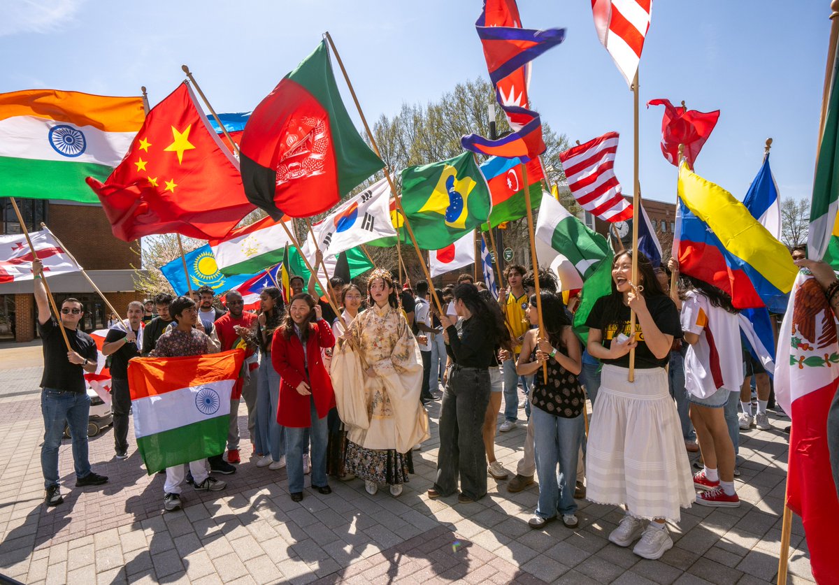 GeorgeMasonU's tweet photo. Last week, the #MasonNation marked the 45th International Week at @GeorgeMasonU!

Thank you for hosting, @OIPSMason! #AllTogetherDifferent #MasonNation 💚💛

📷: OUB https://t.co/ymwJOfjgM1