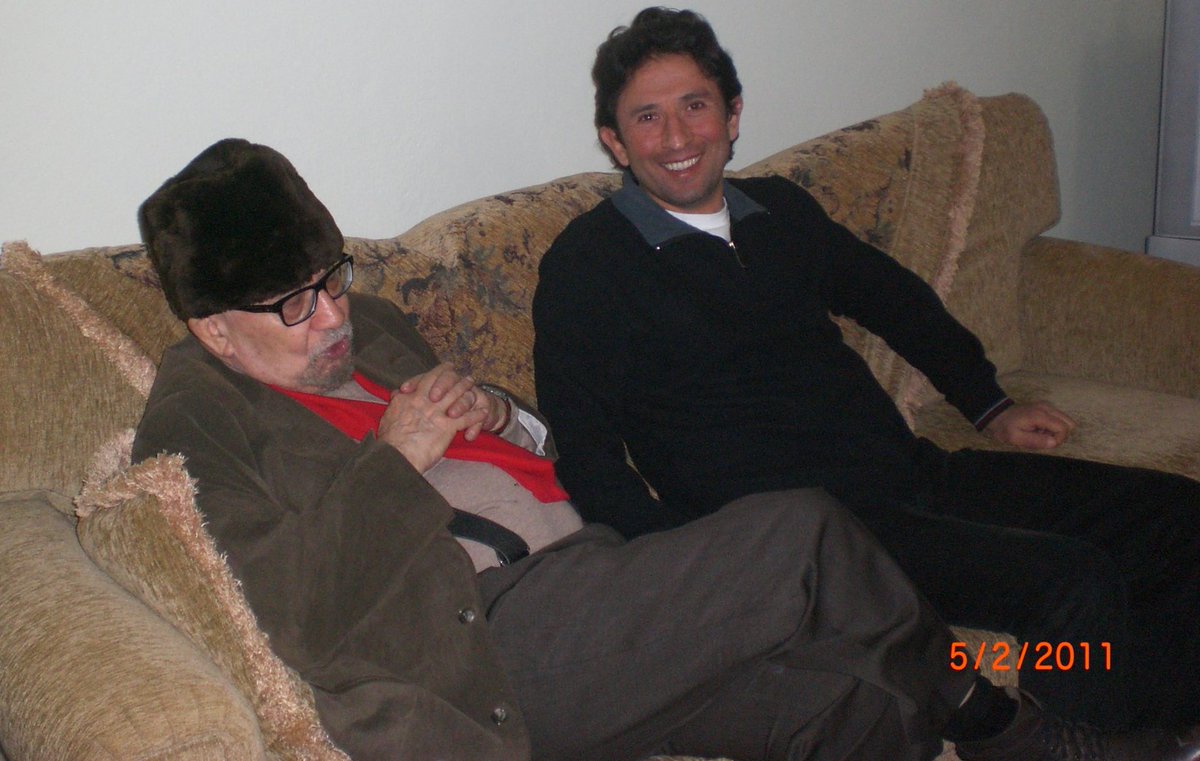 Hayatımızda önemli bir renkti Yalçın Küçük; yaşamıyla ve kaleme aldığı eserlerle Türkiye’nin siyasi ve entelektüel tarihinde derin izler bıraktı; onu sınıfsız toplum mücadelesinin yanı sıra, hafızalarımıza kazınan kalpağı ve kırmızı atkısıyla hatırlayacağız..