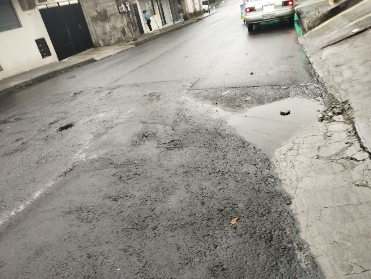 Pao_PintoV's tweet photo. @aguadequito solicitamos nuevamente el arreglo en la calle Ascazubi en Conocoto. Luego de trabajo realizados por personal de EPMPS como se puede ver hay hundimientos que se agraban día a día. Solicitamos verificación y arreglo urgente https://t.co/leh0H9Kcle