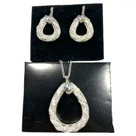 ClarasJewelry's tweet image. Avon Reworked Classic Necklace Pierced Earring Textured Silvertone Metal Gift Set
#rubylane #vintage #designer #set #vintagebeginshere #jewelryaddict #giftideas #treasures #diva #glam #mothersday2026 #fashionista
rubylane.com/item/136230-E1…