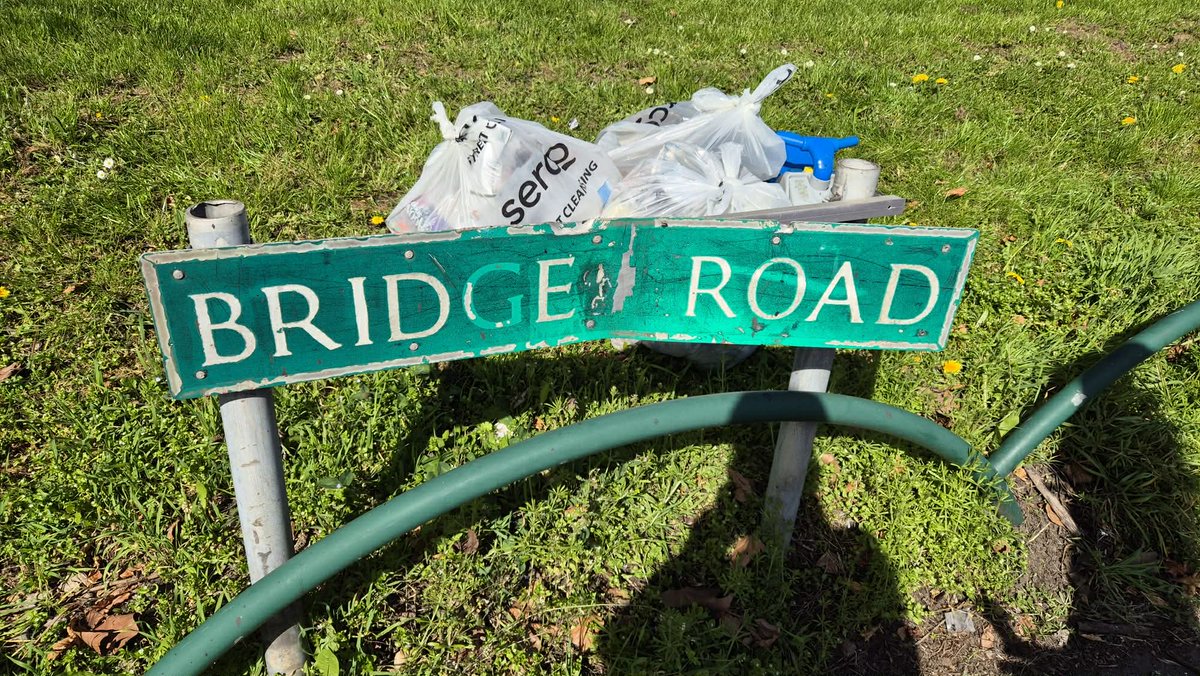 Litterwatch1's tweet image. Fresh air and a cleaner field! Thomas, Leanne, &amp;amp; their fur baby hit the paths today for some litter picking in #Tipton. Thomas is officially smashing his @DofE service hours! The pup tried to help with every bottle found, but we got it done. #youth #volunteering #LitterPicking