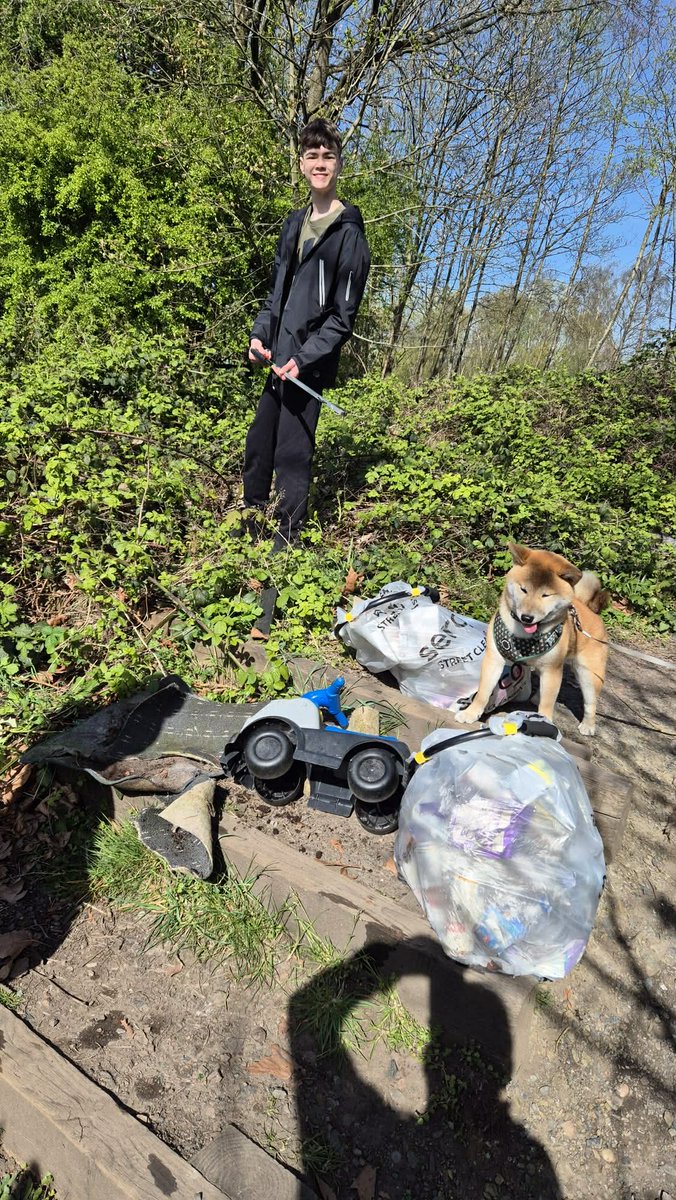 Litterwatch1's tweet image. Fresh air and a cleaner field! Thomas, Leanne, &amp;amp; their fur baby hit the paths today for some litter picking in #Tipton. Thomas is officially smashing his @DofE service hours! The pup tried to help with every bottle found, but we got it done. #youth #volunteering #LitterPicking