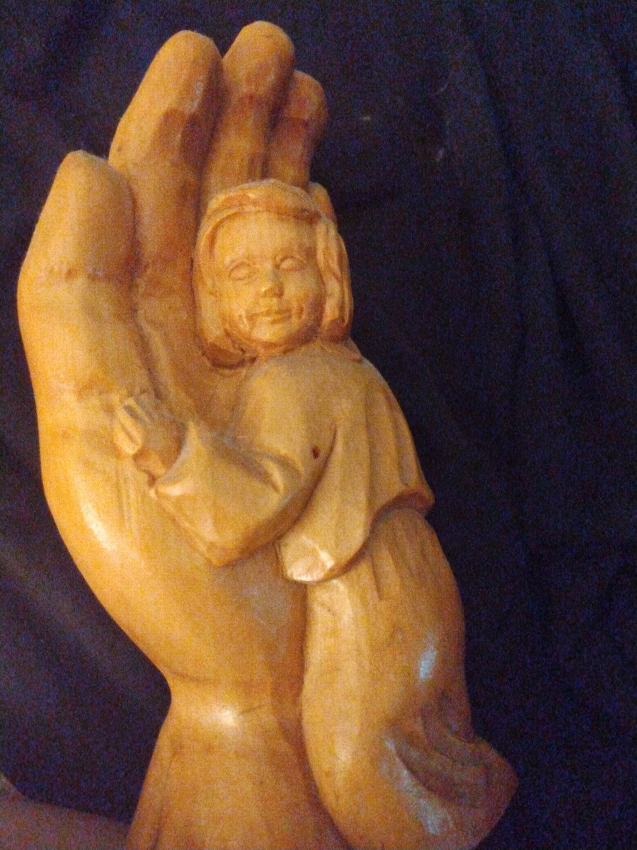 Sing4Jesus77's tweet photo. Sometimes as I sit still & focus on the Lord, I can feel the gentle way Jesus holds my heart. Today He showed me glimpses of His hand upon me in times past, times I thought I was alone, times I almost fell into a darkness I couldn't have gotten myself out of. #Psalm23 #MyShepard https://t.co/0bDBiKj3VC