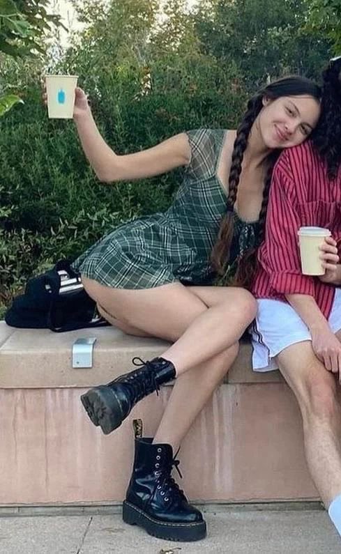 olivvy8rodrigo's tweet photo. Olivia Rodrigo has a cute little ass 🤪🤪😍
#oliviarodrigo https://t.co/rmTb7nTZyj